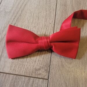 Red adjustable bow tie